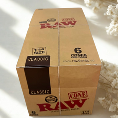 RAW Classic 1¼ Pre-Rolled Cones – Wholesale Display Box, 32 Packs × 6 Cones, Unrefined Natural Fibers, Water-Based Gum