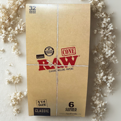 RAW Classic 1¼ Pre-Rolled Cones – Wholesale Display Box, 32 Packs × 6 Cones, Unrefined Natural Fibers, Water-Based Gum.