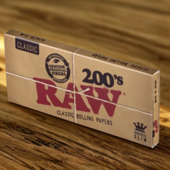 Single pack of RAW Classic 200’s King-Size Slim Rolling Papers – 200 ultra-thin leaves with natural acacia gum for smooth, slow burning
