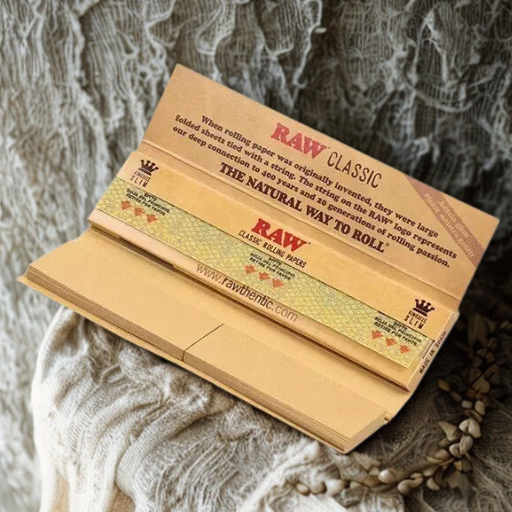 Open single pack revealing both 32 rolling papers and 32 filter tips inside the RAW Connoisseur Classic set.